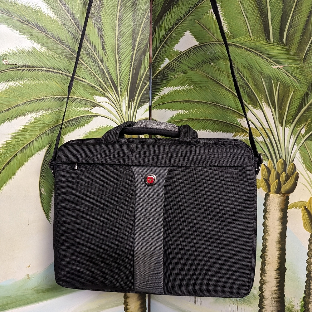 022 - Swiss Gear Computer Case